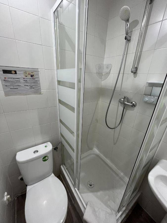 El Hostall Madrid Bagian luar foto