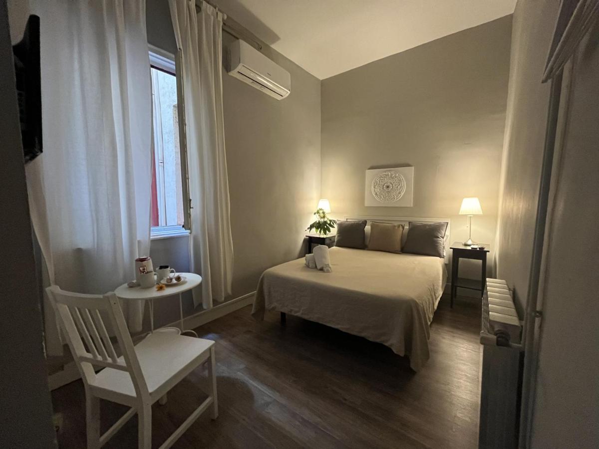 El Hostall Madrid Bagian luar foto