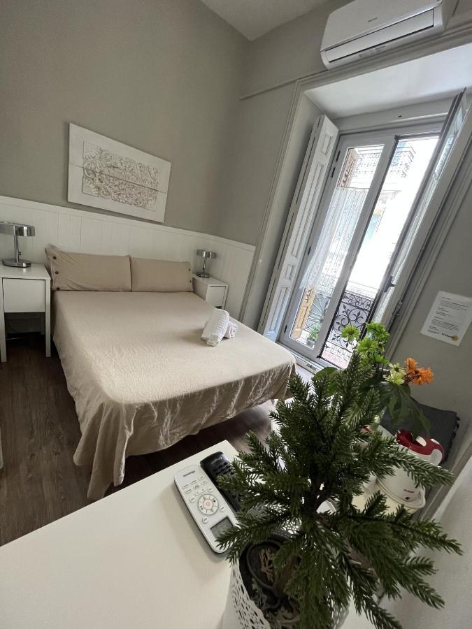 El Hostall Madrid Bagian luar foto