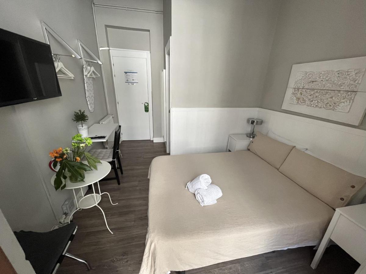 El Hostall Madrid Bagian luar foto