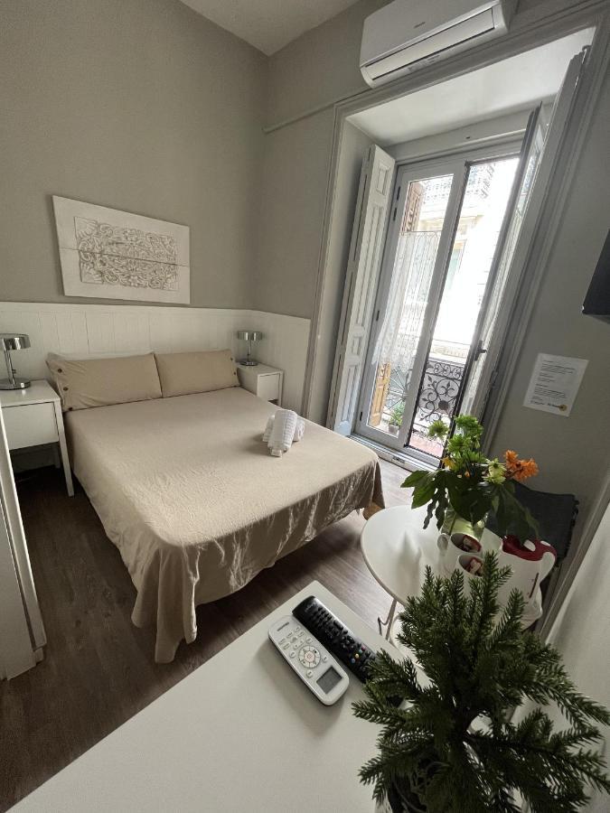 El Hostall Madrid Bagian luar foto
