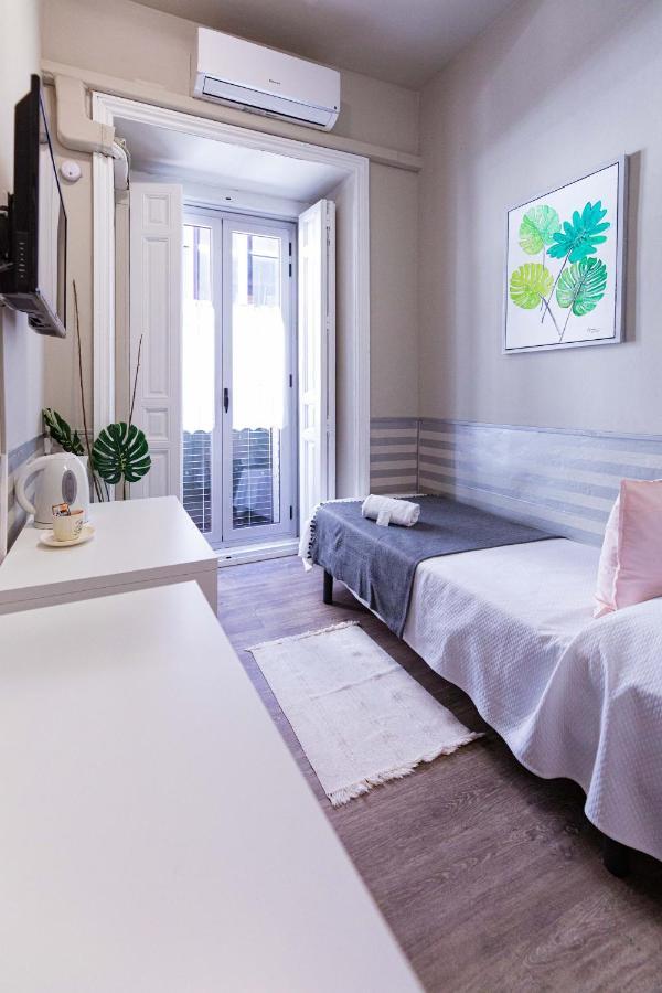 El Hostall Madrid Bagian luar foto